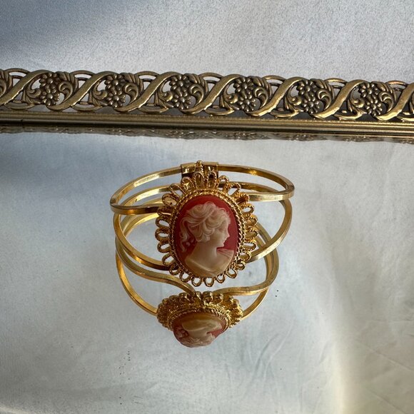 Vintage Cameo Clamper Bracelet Elegant Light - Picture 6 of 11